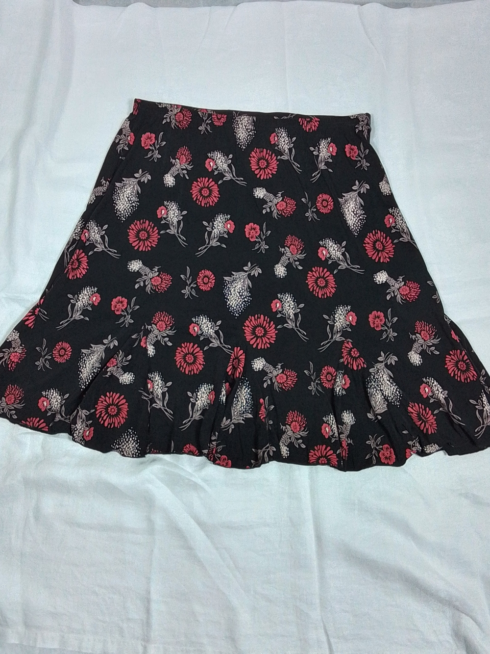 Briggs black ruffle hem skirt with elastic waist- red floral print size L